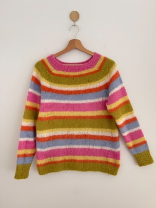 Kolorowy puszysty sweter - M/L