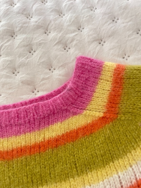 Kolorowy puszysty sweter - M/L