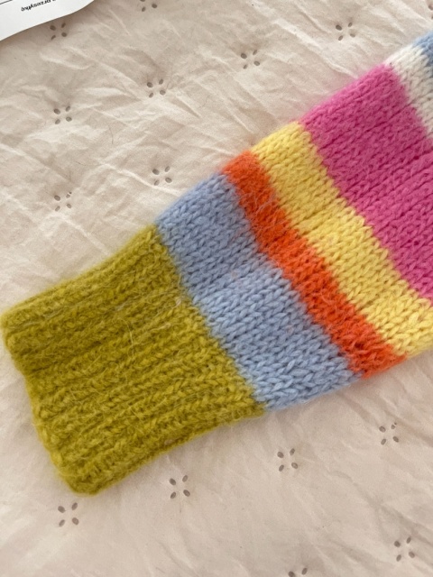 Kolorowy puszysty sweter - M/L