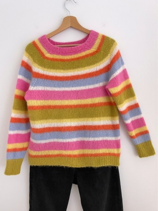 Kolorowy puszysty sweter - M/L